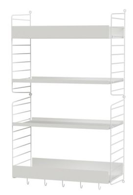 Weißes String Regal mit vier Regalböden und Hakenleiste, ein modulares Wandregalsystem.